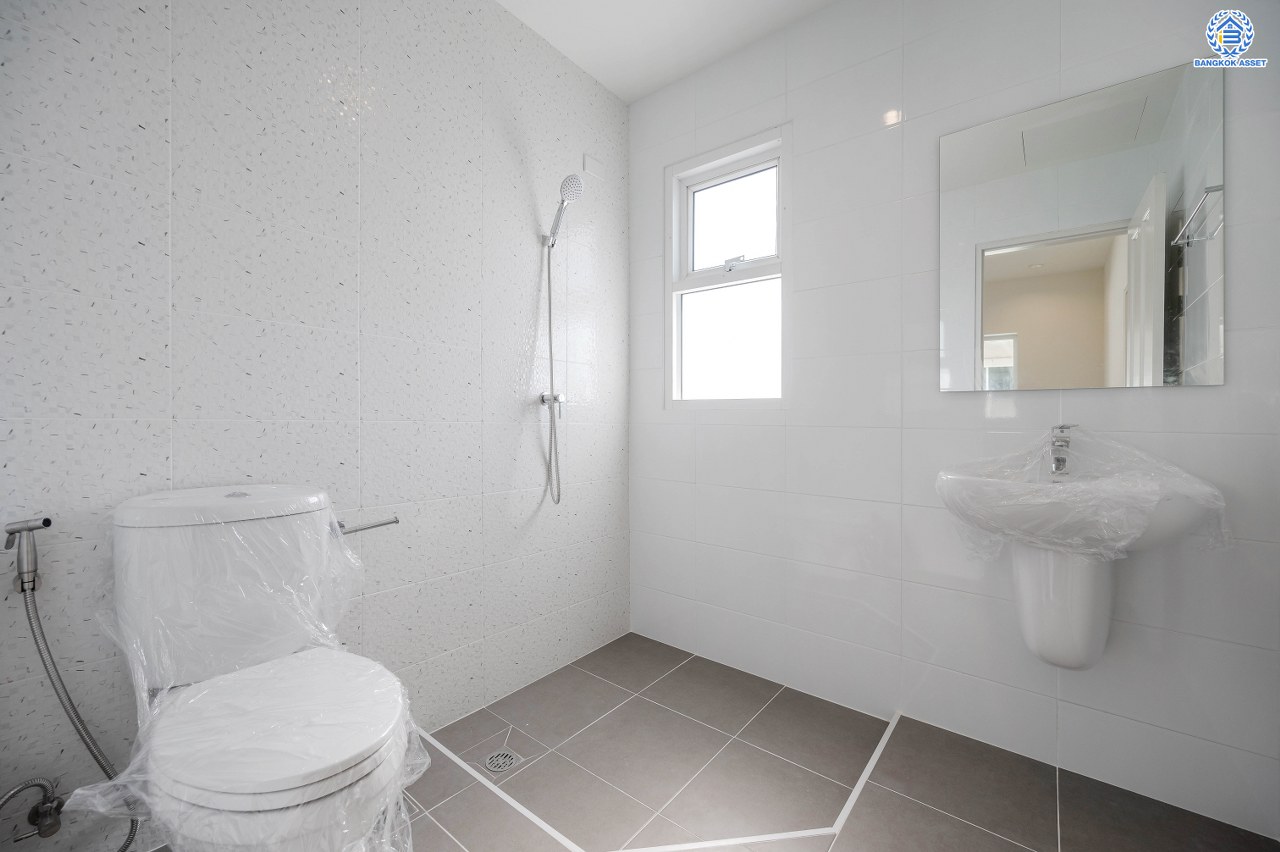 บ้านมือสองตกแต่งใหม่ โครงการ ปริญญดา เกษตร-นวมินทร์ หลังมุม เนื้อที่ 40.5 ตร.ว. ฟังก์ชัน 3 ห้องนอน 3 ห้องน้ำ 2 ที่จอดรถ บ้านทำเลเมือง การเดินทางสะดวกเชื่อมต่อถนนประเสริฐมนูกิจ ถนนรามอินทรา ถนนพหลโยธิน ใกล้เซ็นทรัล อีสต์วิลล์ โรงเรียนเลิศหล้า และใกล้จุดขึ้นทางด่วน "ฉลองรัช"